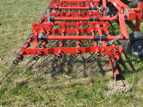 EINBÖCK GRASS MANAGER ideális a vakondtúrások elsimítására, a gyep szalmájának eltávolítására, a talaj levegőztetésére, a filcesedés és gyomok kiirtására az egészséges gyepterületért.