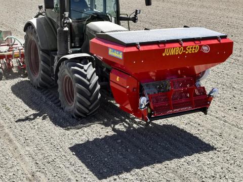 EINBÖCK JUMBO-SEED pneumatikus fronttartály hátulra szerelt munkagépekkel (pl. kultivátor, gyomfésű, magágykészítő) kombinálható. Vetés, műtrágyázás: 4 elosztófej, precízen a teljes munkaszélességben.
