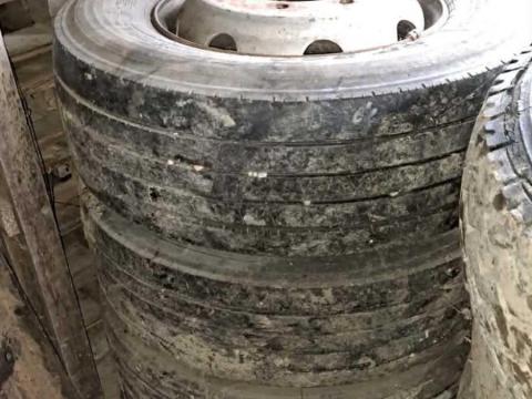 Eladó 285/70 R19.5 kamion kerekek 8lyukas felnivel Eladó 285/70 R19.5 kamion kerekek 8lyukas felnivel