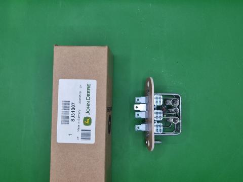 SJ31007 – JOHN DEERE ELŐTÉT ELLENÁLLÁS OE., KÉSZLETEN, KEDVEZŐ ÁRON! SJ31007 – JOHN DEERE ELŐTÉT ELLENÁLLÁS OE., KÉSZLETEN, KEDVEZŐ ÁRON!