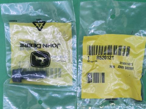 R520121 – JOHN DEERE CSAVAR OE., KÉSZLETEN, KEDVEZŐ ÁRON! 