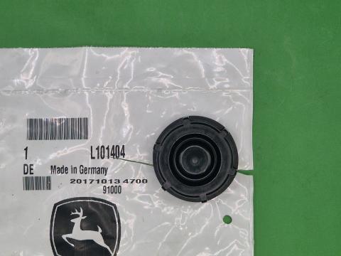 L101404 – JOHN DEERE TULFOLYÓ TARTÁLY SAPKA OE., KÉSZLETEN, KEDVEZŐ ÁRON! 