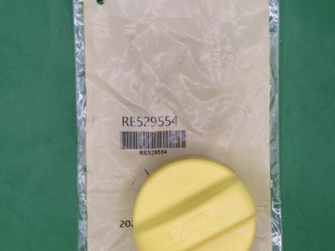 RE529554 – JOHN DEERE OLAJBETÖLTŐ SAPKA OE., KÉSZLETEN, KEDVEZŐ ÁRON! 