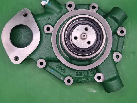 RE546918 // DZ128370 – JOHN DEERE VÍZPUMPA OE., KÉSZLETEN, KEDVEZŐ ÁRON! 
