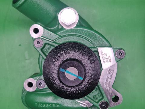 SE502729 – JOHN DEERE VÍZPUMPA REMAN OE., KÉSZLETEN, KEDVEZŐ ÁRON! 