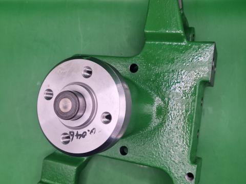 SJ25438 – JOHN DEERE VENTILÁTOR TARTÓ KONZOL OE., KÉSZLETEN, KEDVEZŐ ÁRON! 