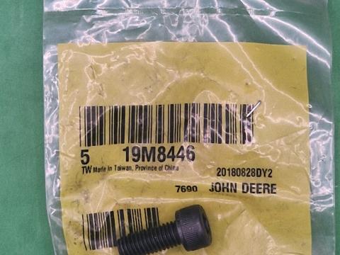 19M8446 – JOHN DEERE CSAVAR OE., KÉSZLETEN, KEDVEZŐ ÁRON! 