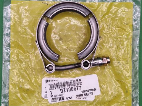 DZ100677 – JOHN DEERE EGR BILINCS „V-BAND” OE., KÉSZLETEN, KEDVEZŐ ÁRON! 