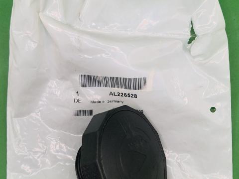 AL226528 – JOHN DEERE BETÖLTŐ SAPKA OE., KÉSZLETEN, KEDVEZŐ ÁRON! 