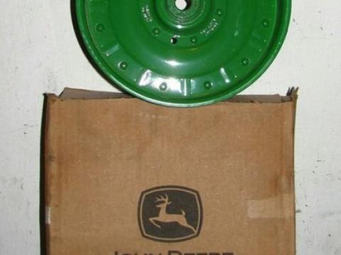 AH204389 JOHN DEERE Feszítő kerék AH204389 JOHN DEERE Feszítő kerék