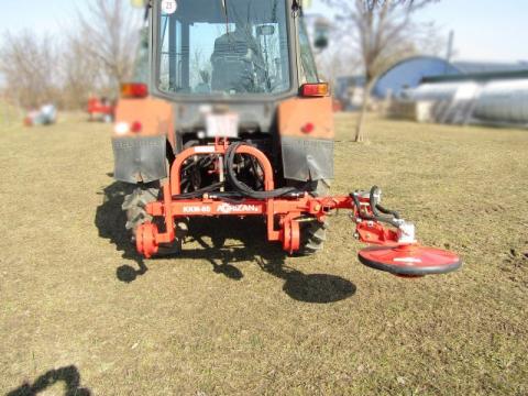 Körkasza - oldalazó kitérős kasza, traktor felfüggesztéssel, AGRIZAN, hidraulikus oldalmozgatással Körkasza - oldalazó kitérős kasza, traktor felfüggesztéssel, AGRIZAN, hidraulikus oldalmozgatással