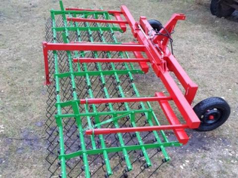 Gyomfésű függesztett, 4,5 méteres munkaszélesség Gyomfésű függesztett, 4,5 méteres munkaszélesség