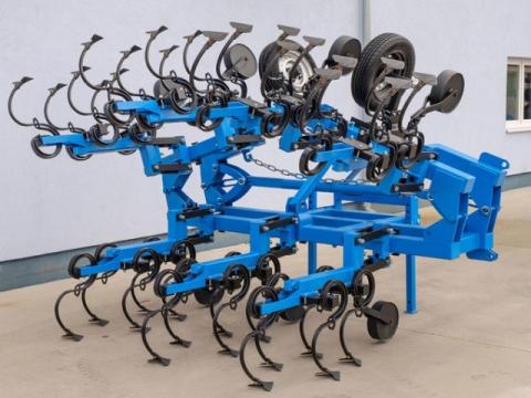 Sorközművelő kultivátor 7 kocsis (6 soros) hidr. felcsukású Sorközművelő kultivátor 7 kocsis (6 soros) hidr. felcsukású