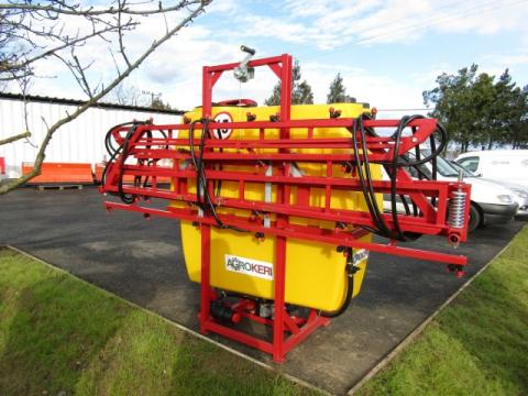 Permetező 600 literes szántóföldi, 15 méteres kerettel Permetező 600 literes szántóföldi, 15 méteres kerettel