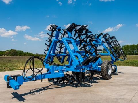 Ásóborona 5,6 méteres, vontatott, rögtörővel, hidr.felcsukással Ásóborona 5,6 méteres, vontatott, rögtörővel, hidr.felcsukással