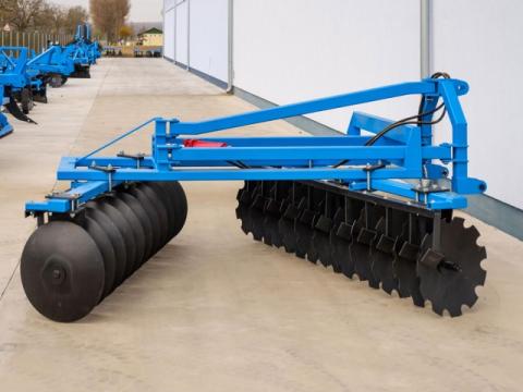 Tárcsa 2,4 méteres, függesztett, oldalra hidraulikusan eltolható Tárcsa 2,4 méteres, függesztett, oldalra hidraulikusan eltolható