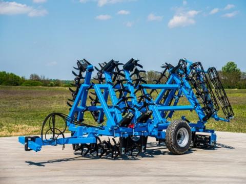 Ásóborona 4,2 méteres, vontatott, rögtörővel, hidr.felcsukással Ásóborona 4,2 méteres, vontatott, rögtörővel, hidr.felcsukással