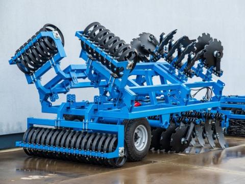 Rövidtárcsa 4 méteres vontatott, hidraulikus csukással, Packer vagy ékgyűrűs hengerrel Rövidtárcsa 4 méteres vontatott, hidraulikus csukással, Packer vagy ékgyűrűs hengerrel