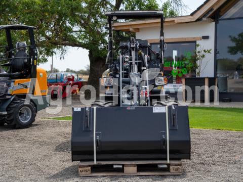 Giant Mini rakodógép bukókerettel, max 1750kg Giant Mini rakodógép bukókerettel, max 1750kg