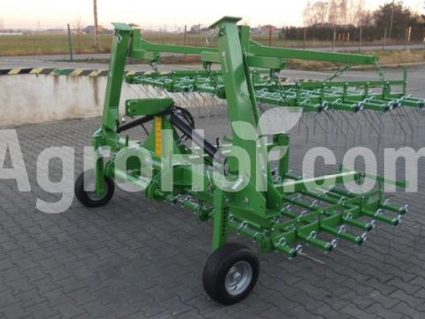 Zagroda 4.5 méteres pálcás gyepfésű (hidraulikus összecsukható) Zagroda 4.5 méteres pálcás gyepfésű (hidraulikus összecsukható)