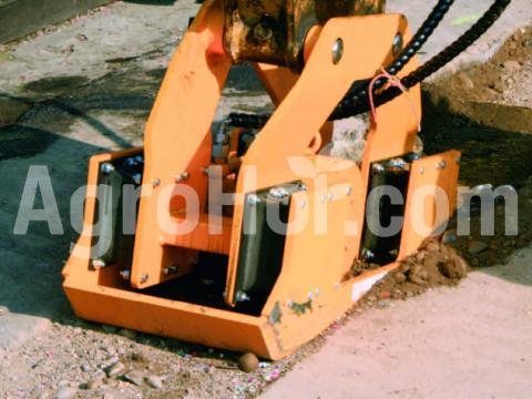 Ghedini 3-4,5 tonnás kotrógéphez való tömörítő