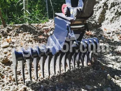 Ghedini 2,5-5 tonnás  kotrógéphez gereblye