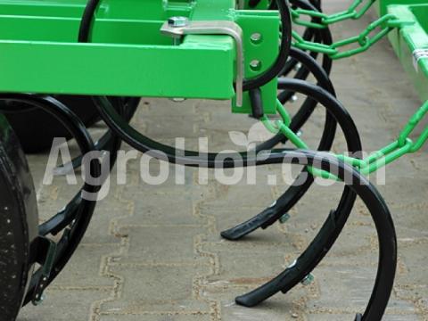 Bomet 3,6 m-es kultivátor hengerrel (36 db kapa, hidraulikusan összecsukható) Bomet 3,6 m-es kultivátor hengerrel (36 db kapa, hidraulikusan összecsukható)