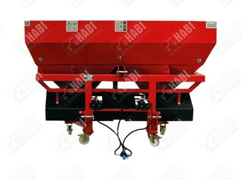Műtrágyaszóró 2 tárcsás 1500L, saválló tárcsákkal, 24m szórási szélesség, ponyvával, kardánnal /török/ Műtrágyaszóró 2 tárcsás 1500L, saválló tárcsákkal, 24m szórási szélesség, ponyvával, kardánnal /török/