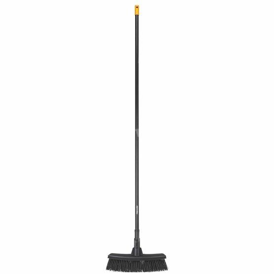 FISKARS Solid univerzális kültériseprű (M) nyéllel