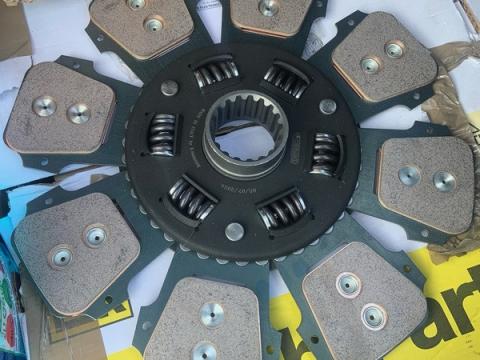 CNH tengelykapcsoló fém-kerámia tárcsa (5118453) CNH tengelykapcsoló fém-kerámia tárcsa (5118453)