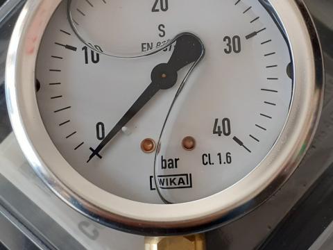 Manométer (0- 40 bar) 1 bar skálázású Manométer (0- 40 bar) 1 bar skálázású