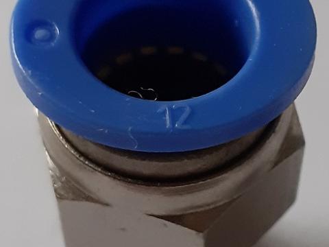 Csőtoldó idom 12 mm - 1/4" BSP