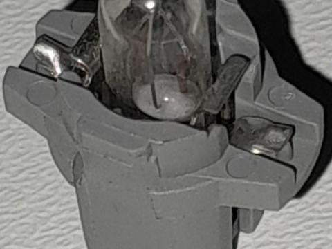 Izzó 24V 1.2W BAX10S/B8 Izzó 24V 1.2W BAX10S/B8