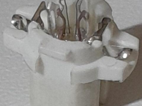 Izzó 12V 2W műanyag foglalattal Izzó 12V 2W műanyag foglalattal