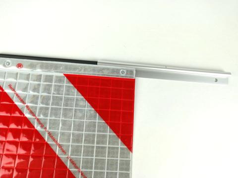 Emelőhátfal fényvisszaverő lengőtábla tartó