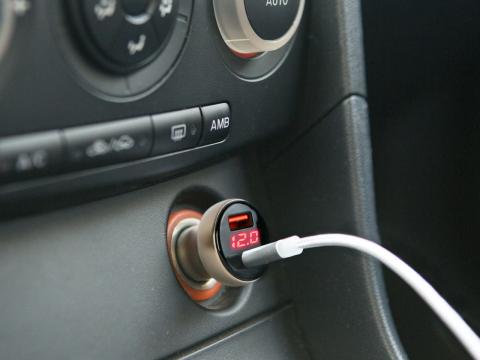 Szivargyújtó töltő USB-A, Type-C gyorstöltő feszültségkijelzővel