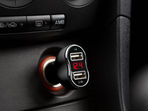 Szivargyújtó 12/24V USB töltő Voltmérővel fekete