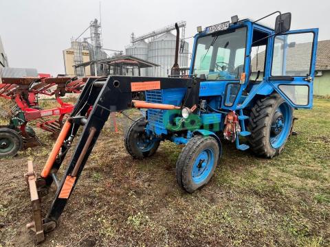 MTZ 80 homlokrakodóval