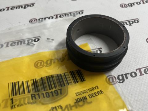 R110197 John Deere Távolságtartó