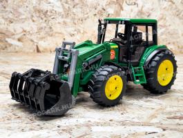 ÚJ John Deere 6920 homlokrakodós Bruder játéktraktor. valósághű funkciók,strapabíró kialakítás ABS műanyagból, 4 éves kortól ajánlott,1:16 méretarány