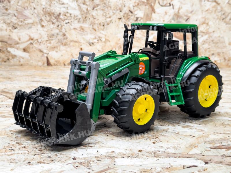 ÚJ John Deere 6920 homlokrakodós Bruder játéktraktor. valósághű funkciók,strapabíró kialakítás ABS műanyagból, 4 éves kortól ajánlott,1:16 méretarány