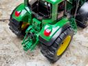 ÚJ John Deere 6920 játéktraktor homlokrakodós. valósághű funkciók,strapabíró kialakítás ABS műanyagból, 4 éves kortól ajánlott,1:16 méretarány