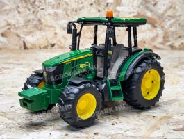 ÚJ John Deere 5115M Bruder játéktraktor. valósághű funkciók, strapabíró kialakítás ABS műanyagból, 4 éves kortól ajánlott, 1:16 méretarány