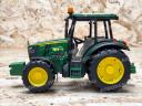 ÚJ John Deere 5115M Bruder játéktraktor. valósághű funkciók, strapabíró kialakítás ABS műanyagból, 4 éves kortól ajánlott, 1:16 méretarány