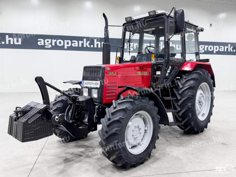 MTZ 892.2 (4869 üzemórás) traktor, egyenes hidas, piros rendszámos