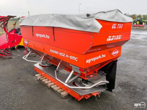 KUHN Axera 1102 H-EMC függesztett műtrágyaszóró, 2800 literes tartály, hidraulikus hajtás, mérleg, Quantron P monitor, ponyva, 12-42 m szórás KUHN Axera 1102 H-EMC függesztett műtrágyaszóró, 2800 literes tartály, hidraulikus hajtás, mérleg, Quantron P monitor, ponyva, 12-42 m szórás