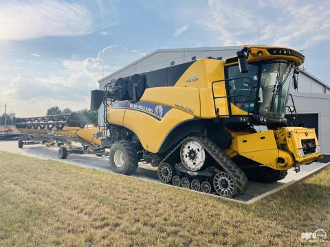 New Holland CR10.90 SmartTrax (1600/2323 üzemóra) kombájn, 12,5 m Varifeed, RTK, 2 db újszerű Camso 3500 hevederrel New Holland CR10.90 SmartTrax (1600/2323 üzemóra) kombájn, 12,5 m Varifeed, RTK, 2 db újszerű Camso 3500 hevederrel