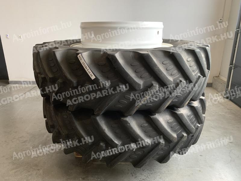 520/85R46 gumizású ikerkerék szett 650/85R38 főkerék mellé. 12 db szerelékkel, jó állapotú BKT gumikkal