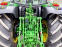 John Deere 6R 155 (862 üzemórás) traktor, AutoQuad Plus 20/20 50 km/h váltó, rugózott híd és fülke, SF6000 AutoTrac, légfék, 155 L szivattyú, Michelin 