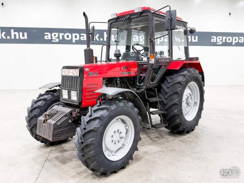 MTZ 820.2 (4850 üzemóra) egyenes híd, piros rendszám, 18.600 kg vontatás, hátsó külső keréksúlyok, fém motorháztető MTZ 820.2 (4850 üzemóra) egyenes híd, piros rendszám, 18.600 kg vontatás, hátsó külső keréksúlyok, fém motorháztető